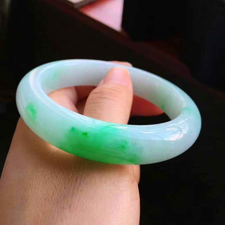 天然翡翠缅甸A货，56圈口飘阳手镯