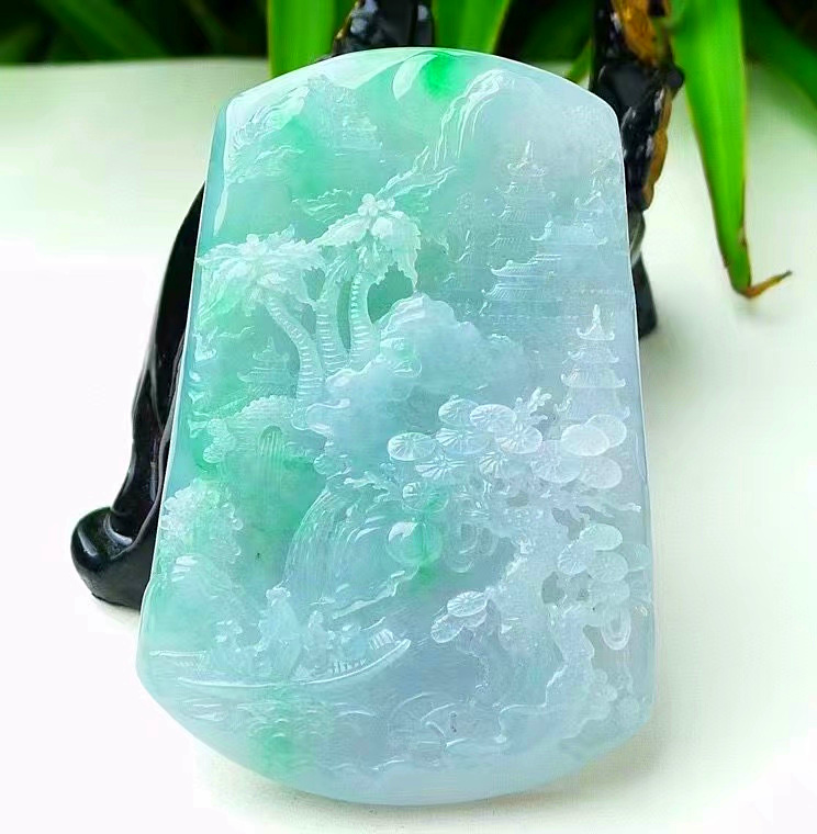 天然缅甸翡翠A货，精美水润，冰种飘绿色山水牌挂件