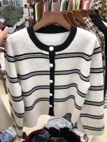 高品质原版浣熊绒圆领短款针织开衫外套女单排扣条纹可代发拿货