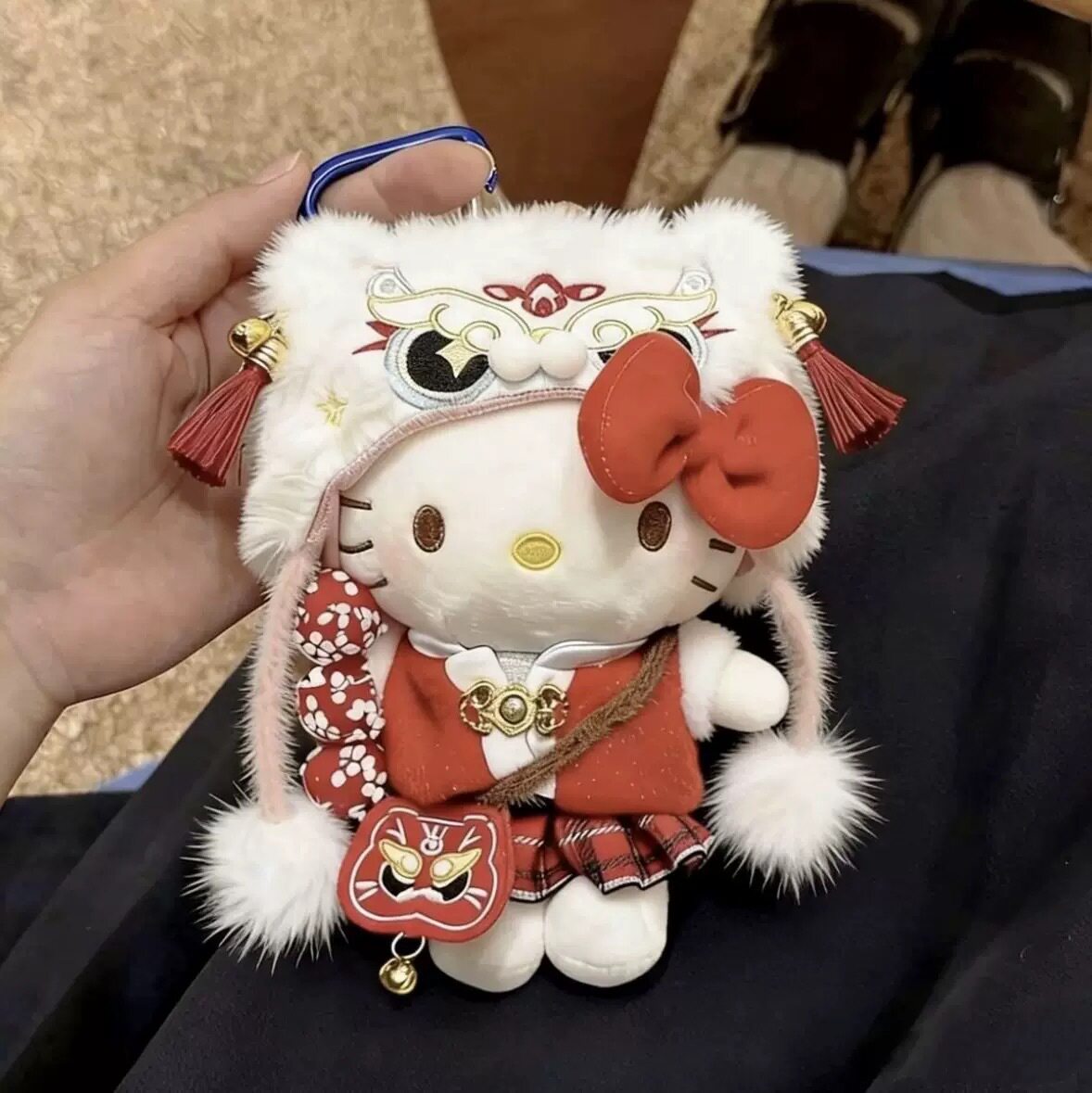 正版HelloKitty新年限定醒狮包包挂件毛绒玩偶挂饰春节礼物女生图片