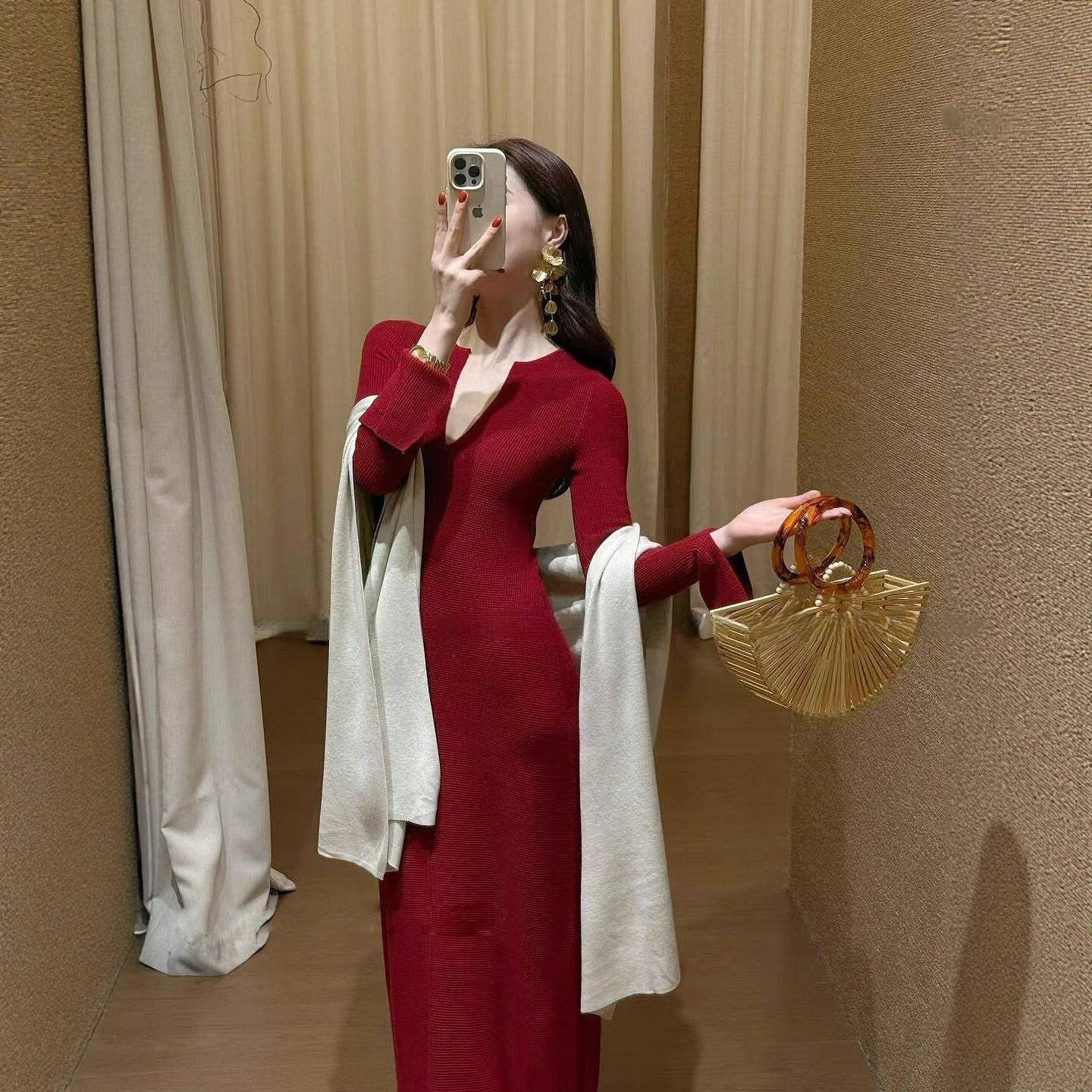 独特别致红色V领连衣裙女2025秋冬本命年名媛修身气质配大衣长裙