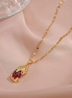 貔貅项链女ins高级感复古轻奢风红宝石金色微镶钻吊坠钛钢锁骨链