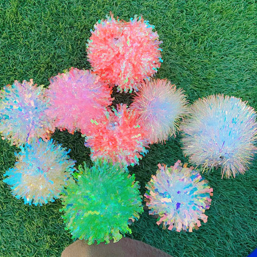 拉拉队彩球七彩波浪小花球挂件