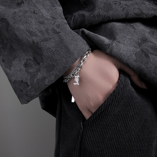 26字母手链男生轻奢小众设计感配饰高级感钛钢男士百搭学生手饰女