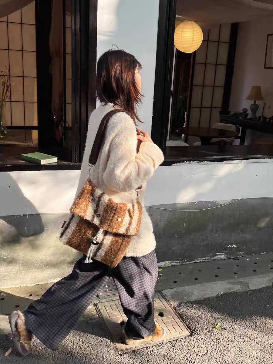 note Cae「松巧漫步」条纹毛呢单肩斜挎包慵懒百搭大容量邮差包