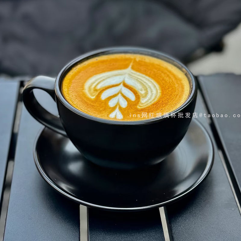 纯色复古风卡布奇诺咖啡杯