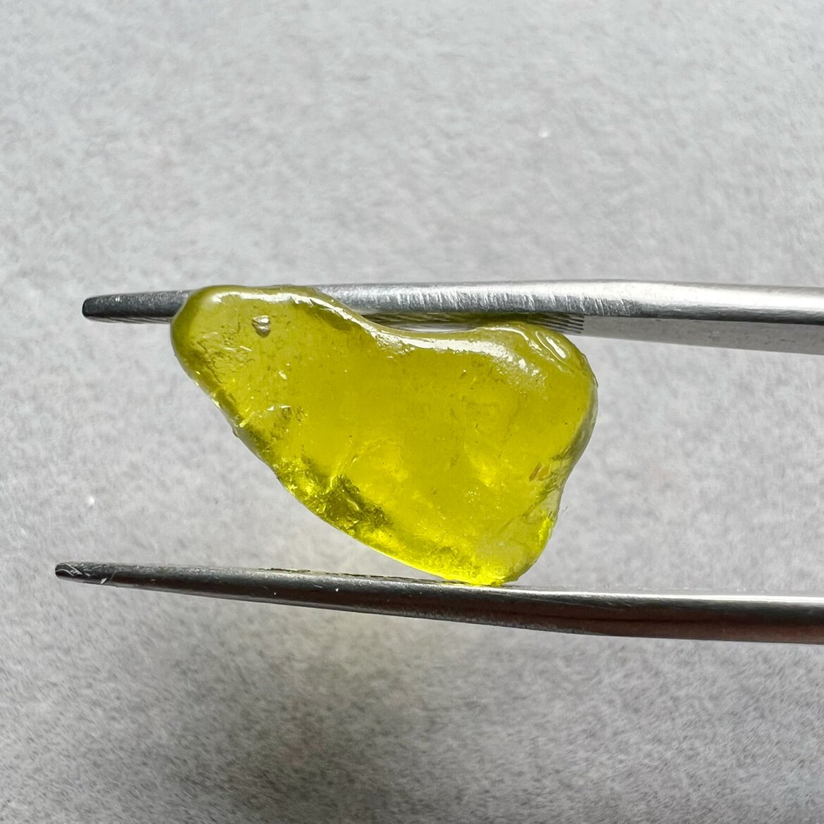 雀黄碧玺原石 玻璃体柠檬黄色标 随形不定型 可镶嵌18k金戒指吊坠