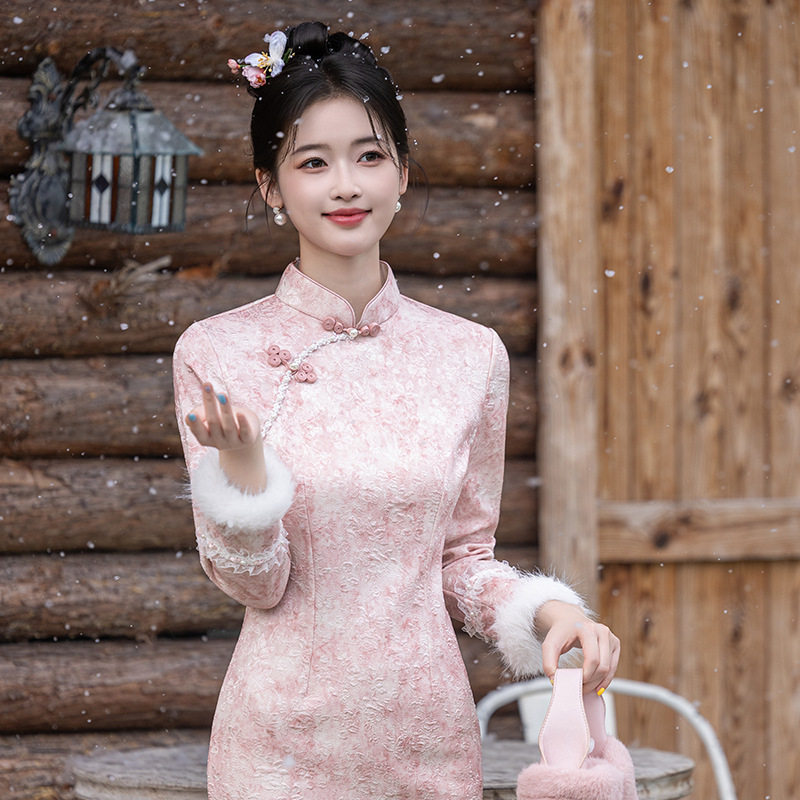 2025秋冬新款旗袍加绒加厚粉色敬酒服新中式订婚礼服新娘回门