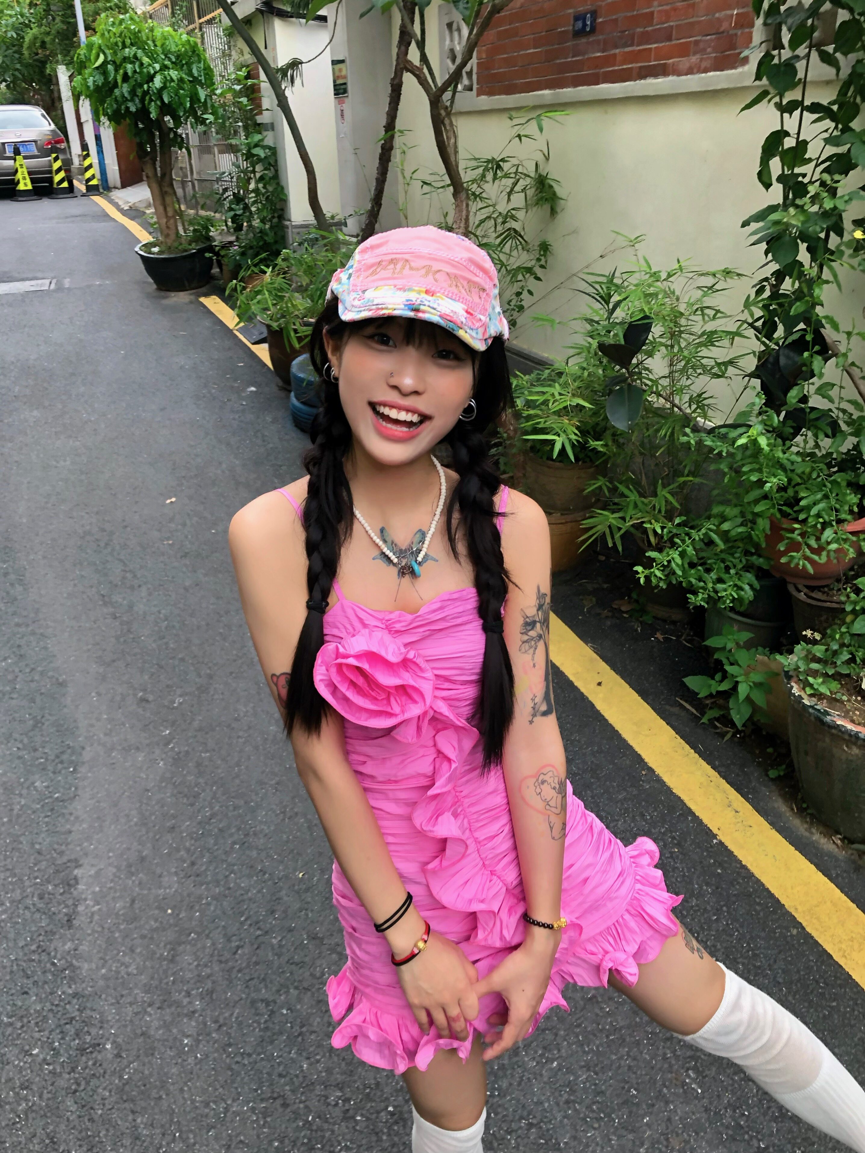 梦核多巴胺夏季度假立体玫瑰设计感纯色褶皱吊带vintage风连衣裙