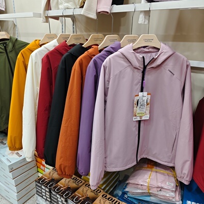 菲纳尔诗8105女士轻量连帽休闲外套三两衣羊毛保暖轻户外棉服