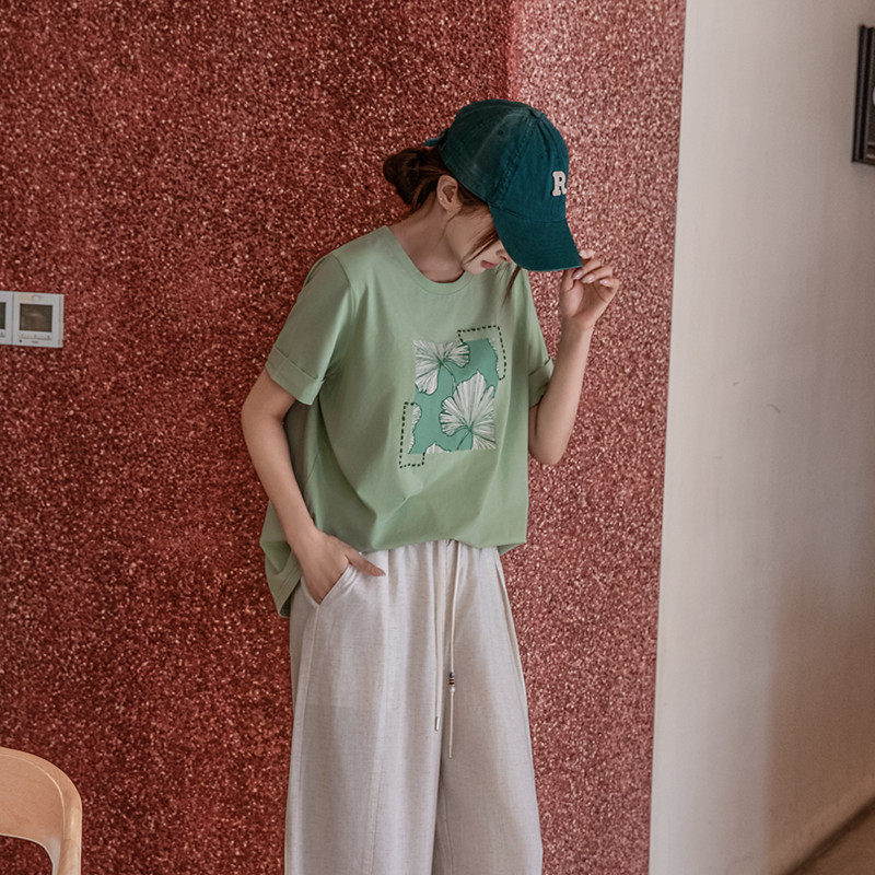 时尚甜美正肩圆领浅绿色棉质宽松短袖女夏季新款显肤印花刺绣设计