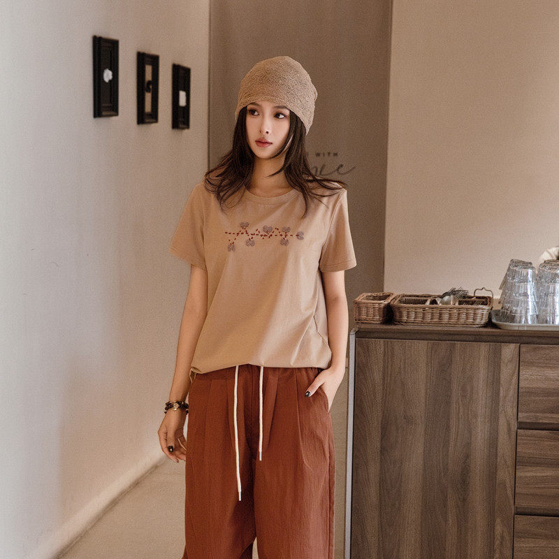 夏季新款女圆领正肩驼色手工刺绣纯棉短袖文艺设计感上衣女显瘦