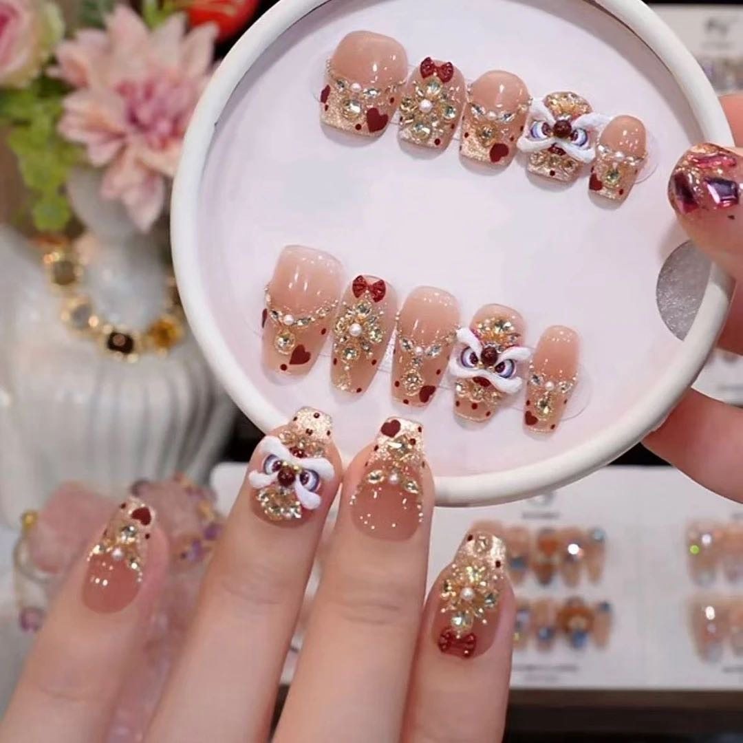 心悦醒狮纯手工穿戴甲2026年新年锆石爱心蝴蝶结美甲法式爆闪猫眼,彩妆/香水/美妆工具,穿戴甲/甲片,淘宝优惠券,粉丝福利购,淘宝优惠卷