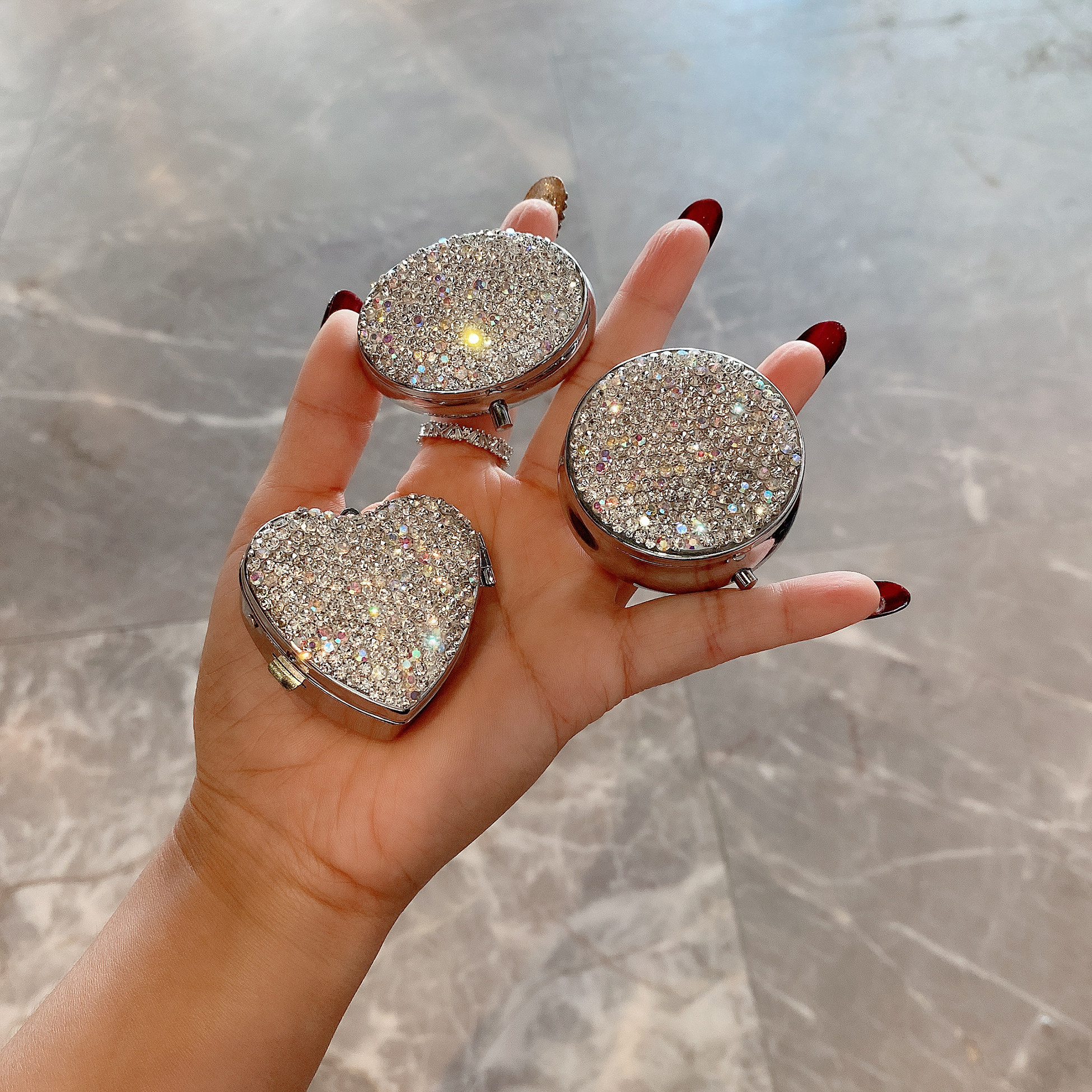 药盒便携式分装迷你密封小号分格盒子轻奢镶钻药物心形收纳盒新款