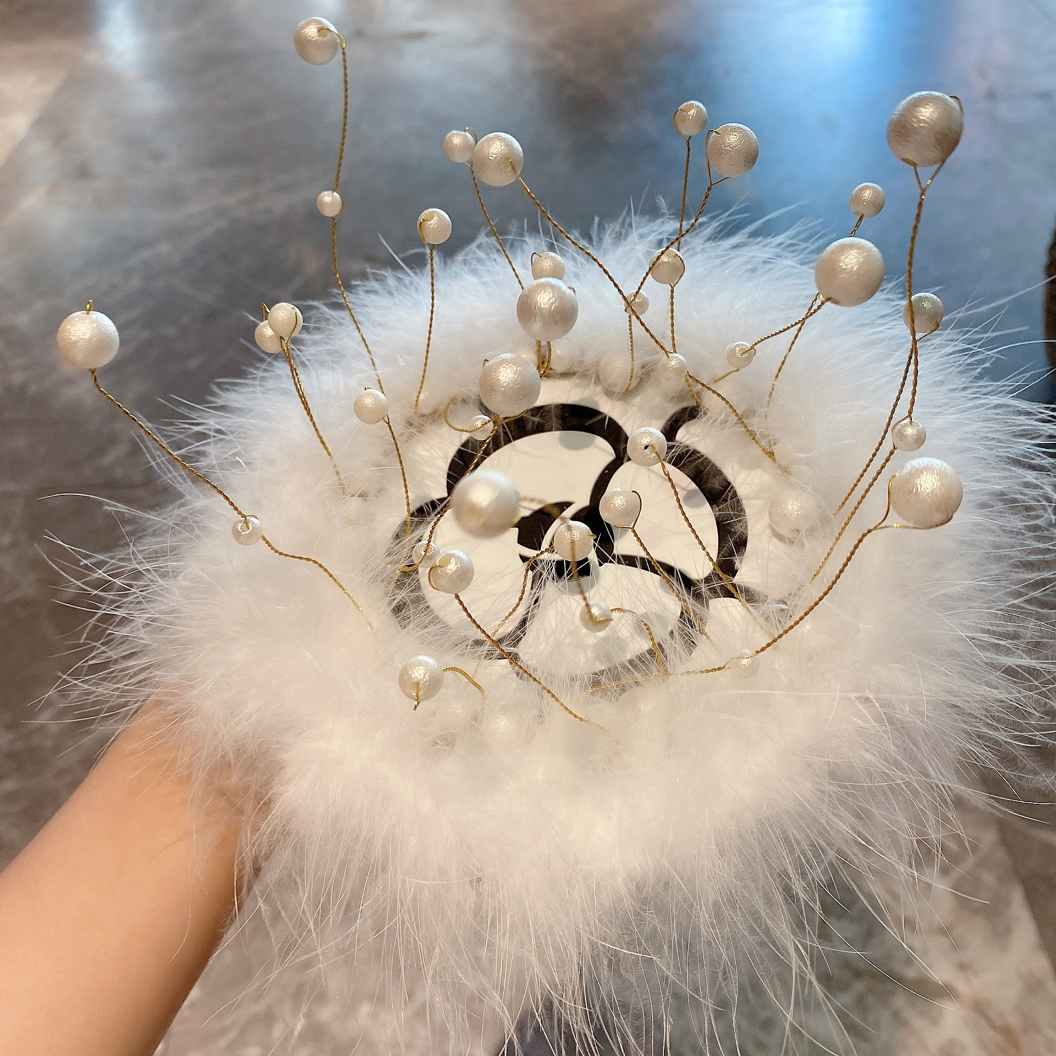 汽车网红山茶花珍珠羽毛防滑垫高颜值车载中控台装饰摆件轻奢礼品