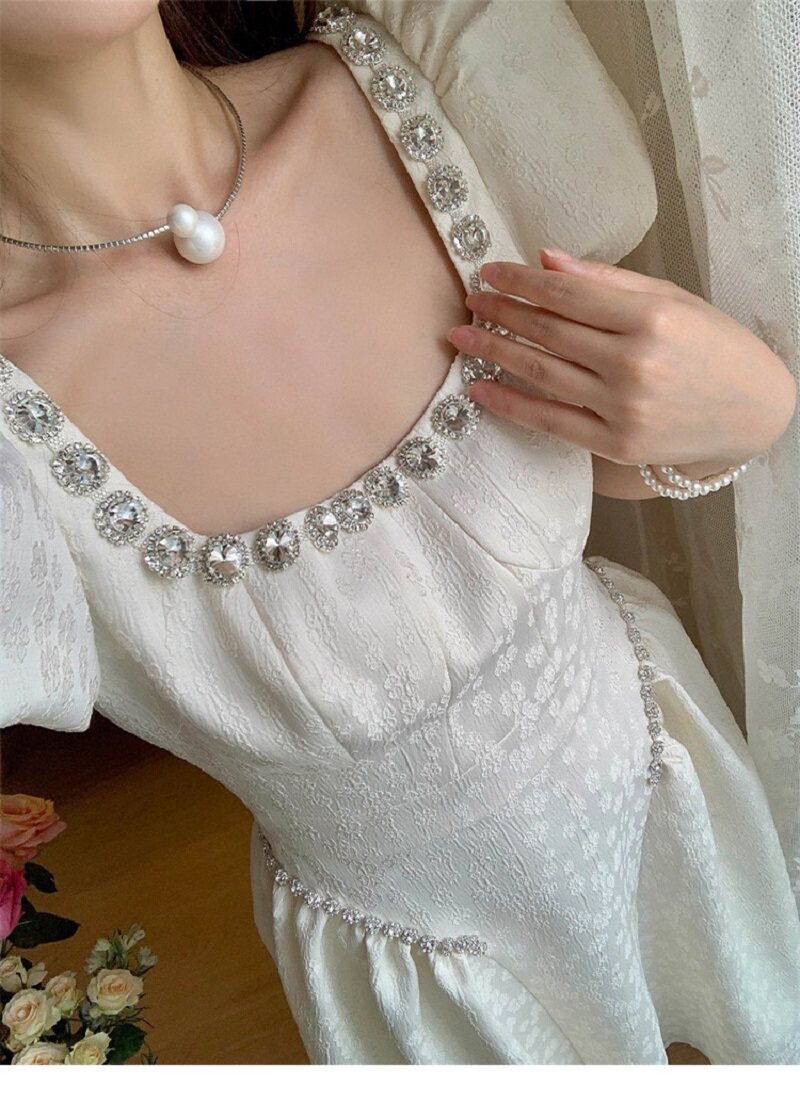 法式复古方领白色礼服女轻奢小众高端级感提花显瘦镶钻气质连衣裙