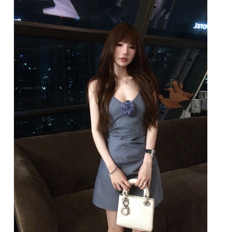 欧美性感V领吊带露背花朵礼服轻奢小众高端级气质名媛收腰连衣裙