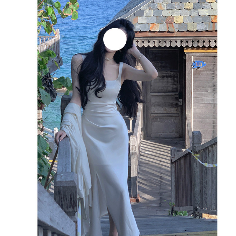 性感吊带露肩背白色礼服女轻奢小众高端级名媛气质收腰开叉连衣裙