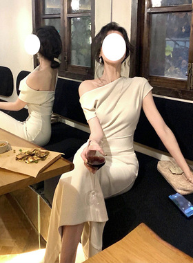 欧美黑白色礼服女轻奢小众高端级感名媛气质晚宴会荡领褶皱连衣裙