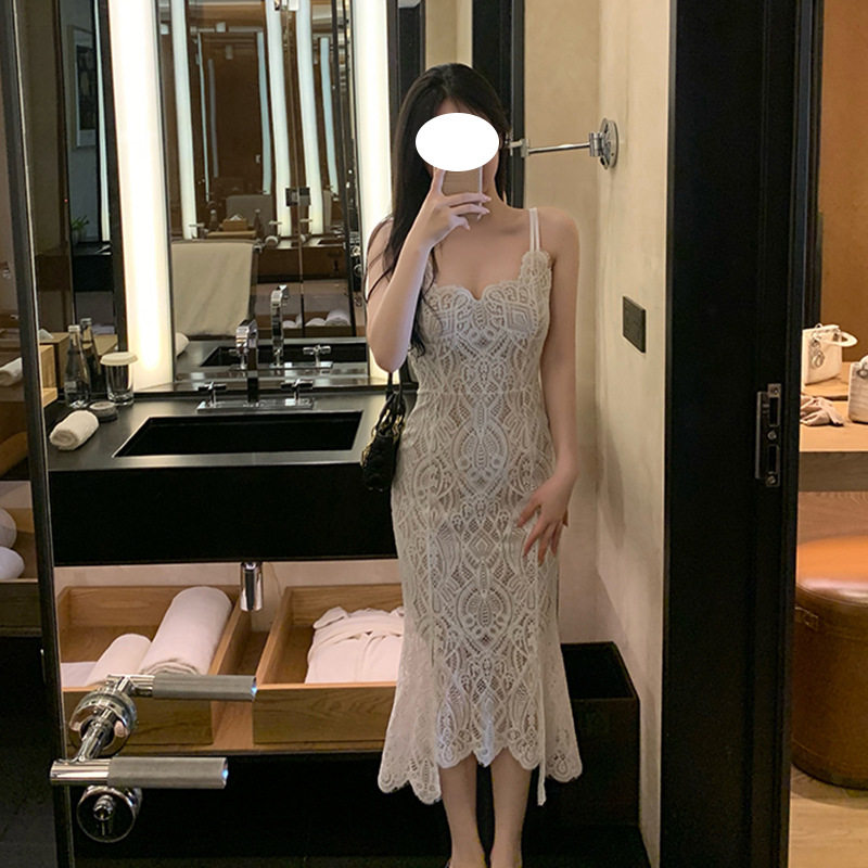 法式性感吊带V领露肩背白色礼服女轻奢小众高端级收腰蕾丝连衣裙