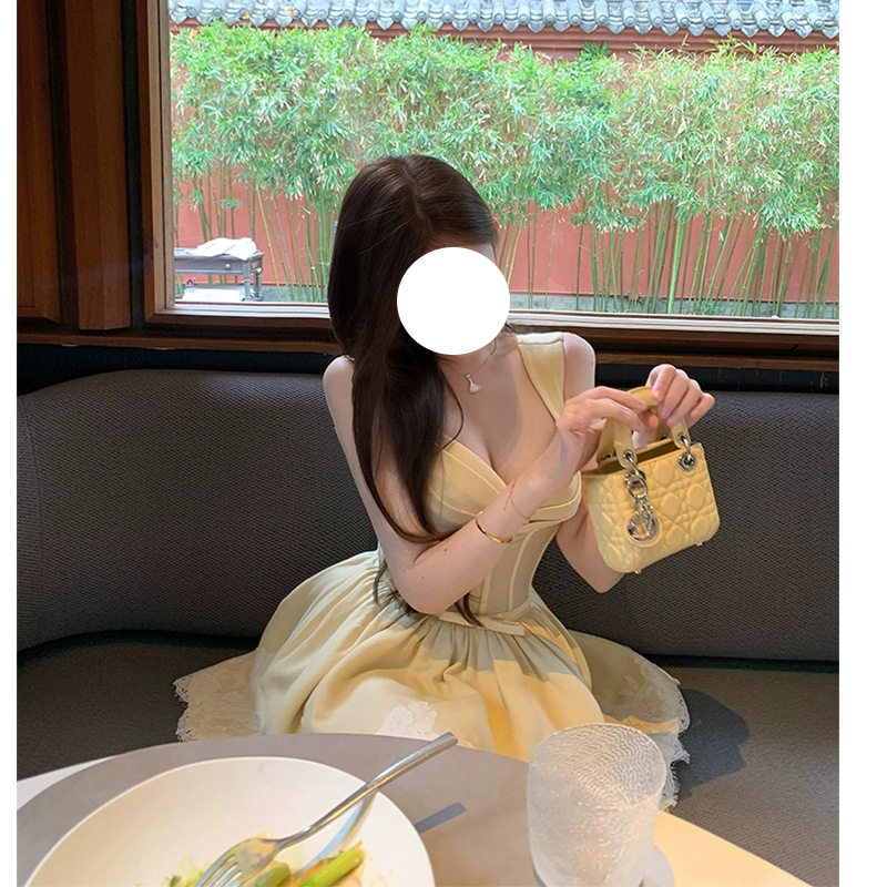 法式性感深V领吊带露肩背晚礼服轻奢高端小众级鱼骨束腰A字连衣裙