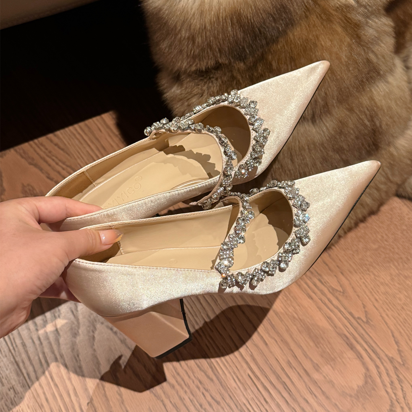 高跟鞋女粗跟尖头水钻一字带绝美