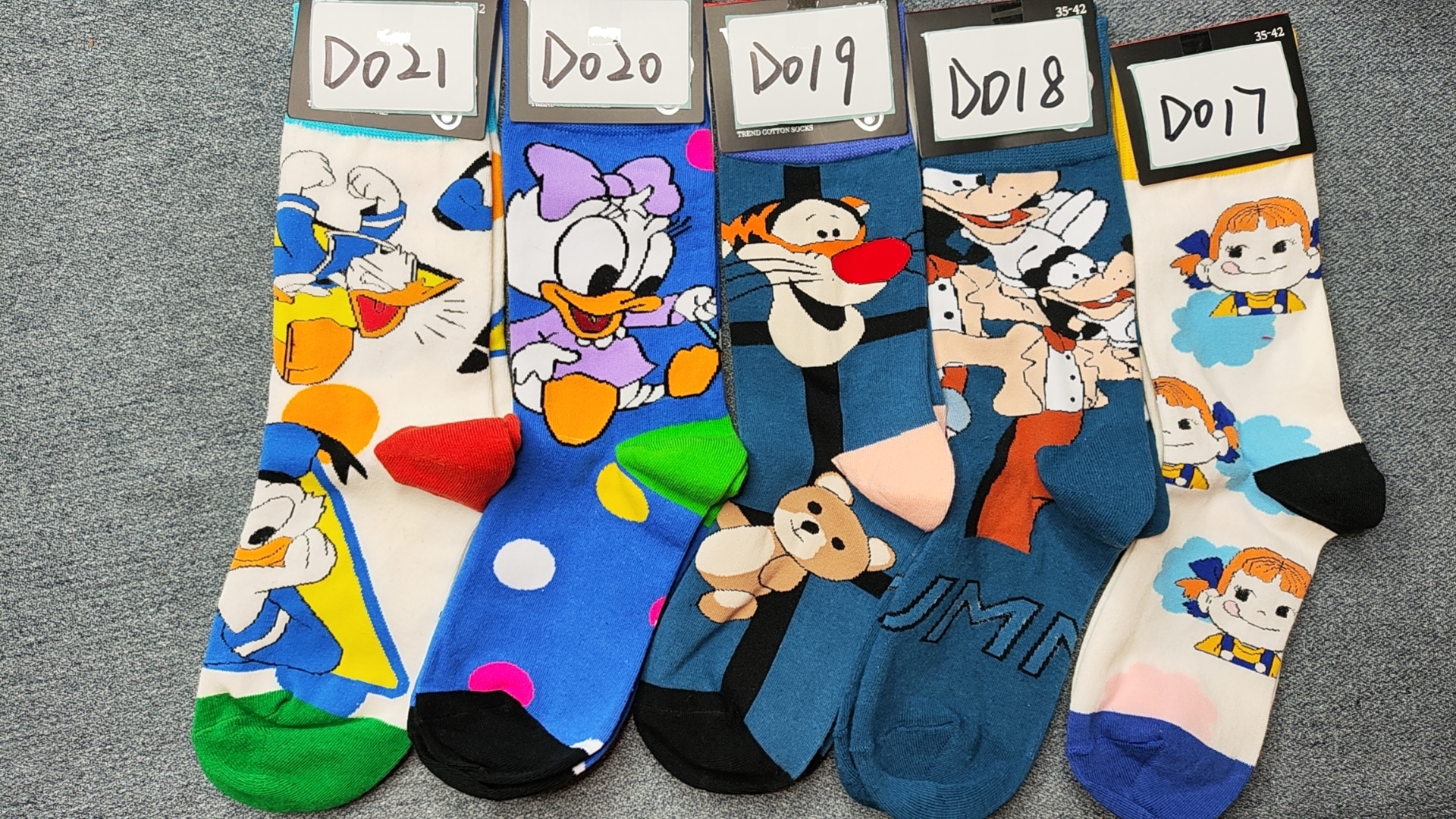 【1】四季棉袜潮流男女万国山同厂大卡通中长筒袜子 全场满50包邮