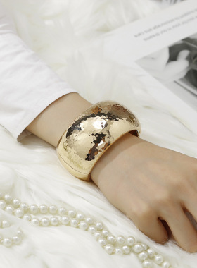 欧美夸张手镯宽边光面锤仔纹镀18k金手镯金bangle源头手饰品旅游