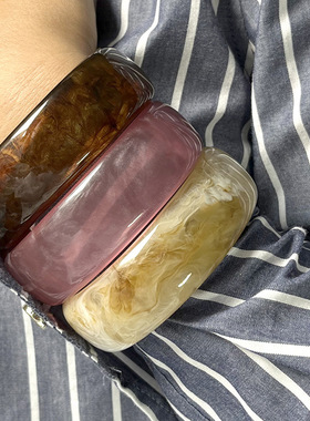 纯净版外贸异形夸张开口弹簧亚克力树脂手镯模特秀场法式演出宽版