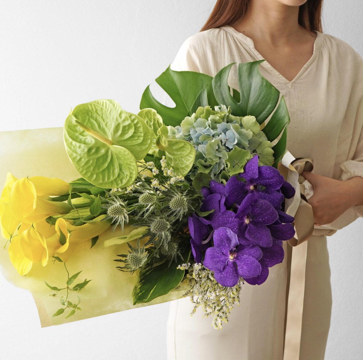 西岱岛北京同城鲜花速递黄紫色进口海芋万代兰混搭花束毕业季祝福