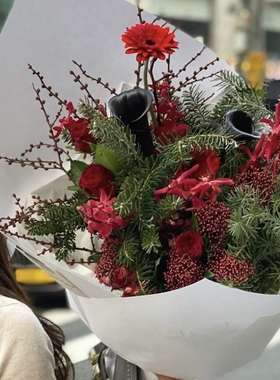 西岱岛北京同城配送鲜花森系进口黑色海芋马蹄莲红绿松枝新年花束