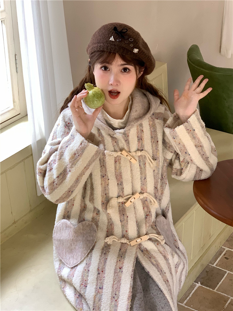 蛋包饭餐厅 条纹少女木扣短款大衣 10.31 新品95折上架