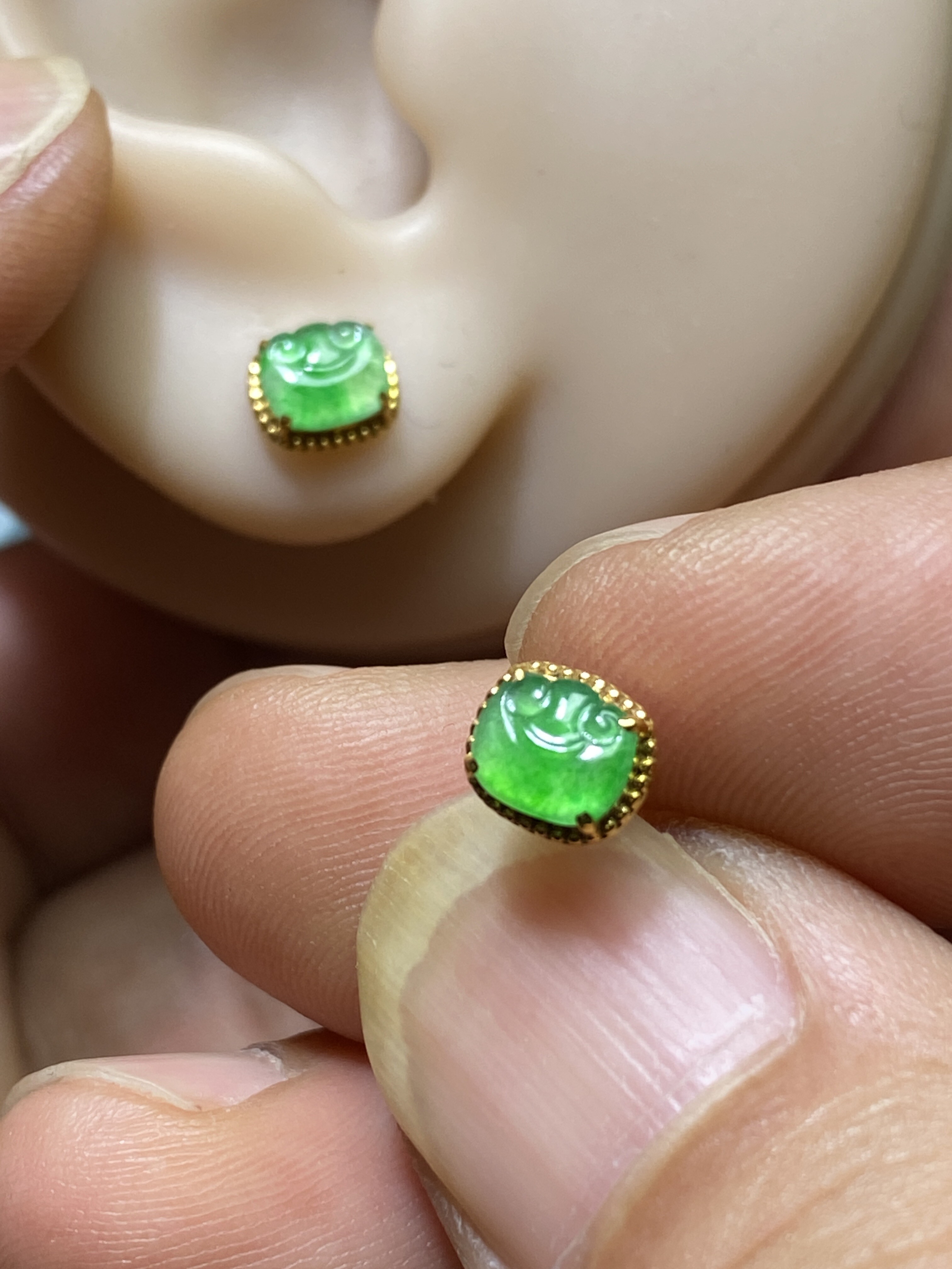 缅甸a货翡翠冰种辣阳绿如意耳钉耳扣18k金镶嵌品质保证