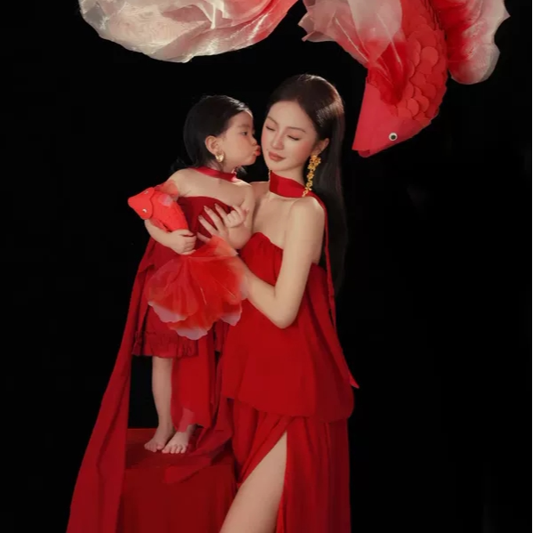 红色锦鲤亲子装礼服女孩公主裙儿童生日连衣裙成人写真轻纱孕妇装
