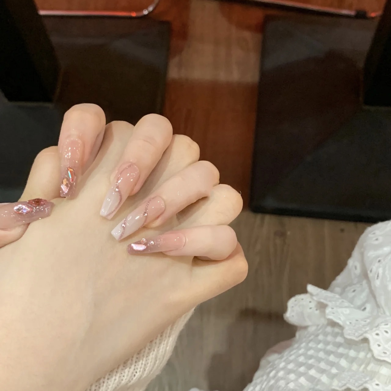 长款手工穿戴甲粉色系碎钻美甲