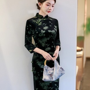 年轻气质长款高级日常长袖旗袍新中式绿色丝绒冬季新款妈妈连衣裙