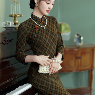 2024女秋冬新品复古长袖毛呢格子长款老上海旗袍裙日常可穿妈妈装