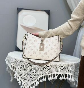 雅格莱诗女包2026新款 百搭手提包休闲单肩斜挎包潮3767 水桶包时尚