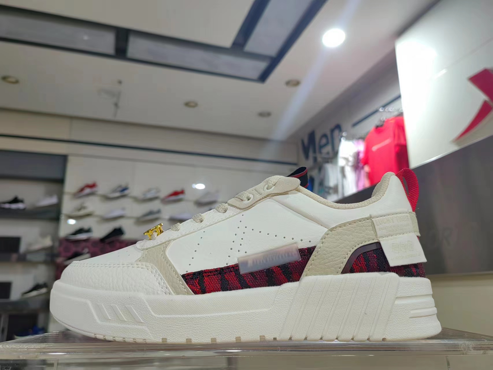 特步简约舒适系带女子板鞋