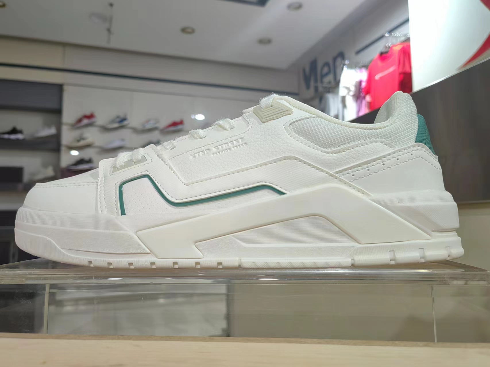 特步系带男子柔软舒适板鞋