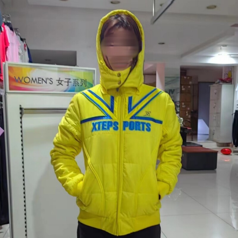 特步冬季新品足球系列时尚女子运动棉衣带帽保暖黄色白色FW370296