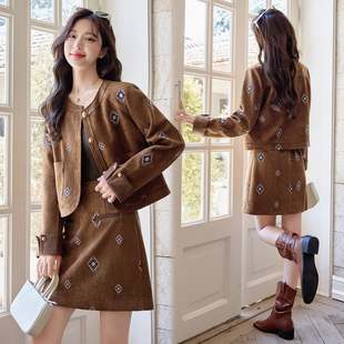 新款爆款今年流行麂皮绒套装女春秋独特超好看小个子两件套短裙子