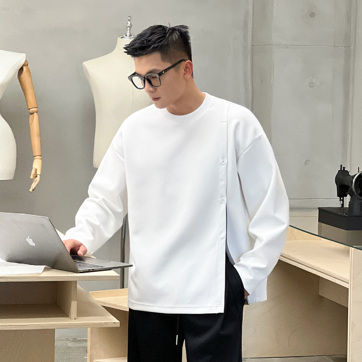 二十二号穿搭小众纽扣设计款痞帅高级感潮流圆领长袖男士秋冬卫衣