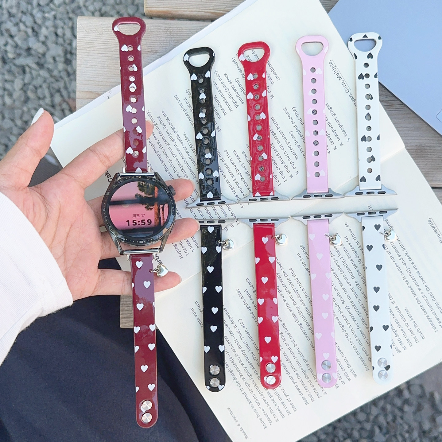 亮面皮革爱心吊坠双钉GT5适用华为GT6手表watch4表带苹果s11小米3