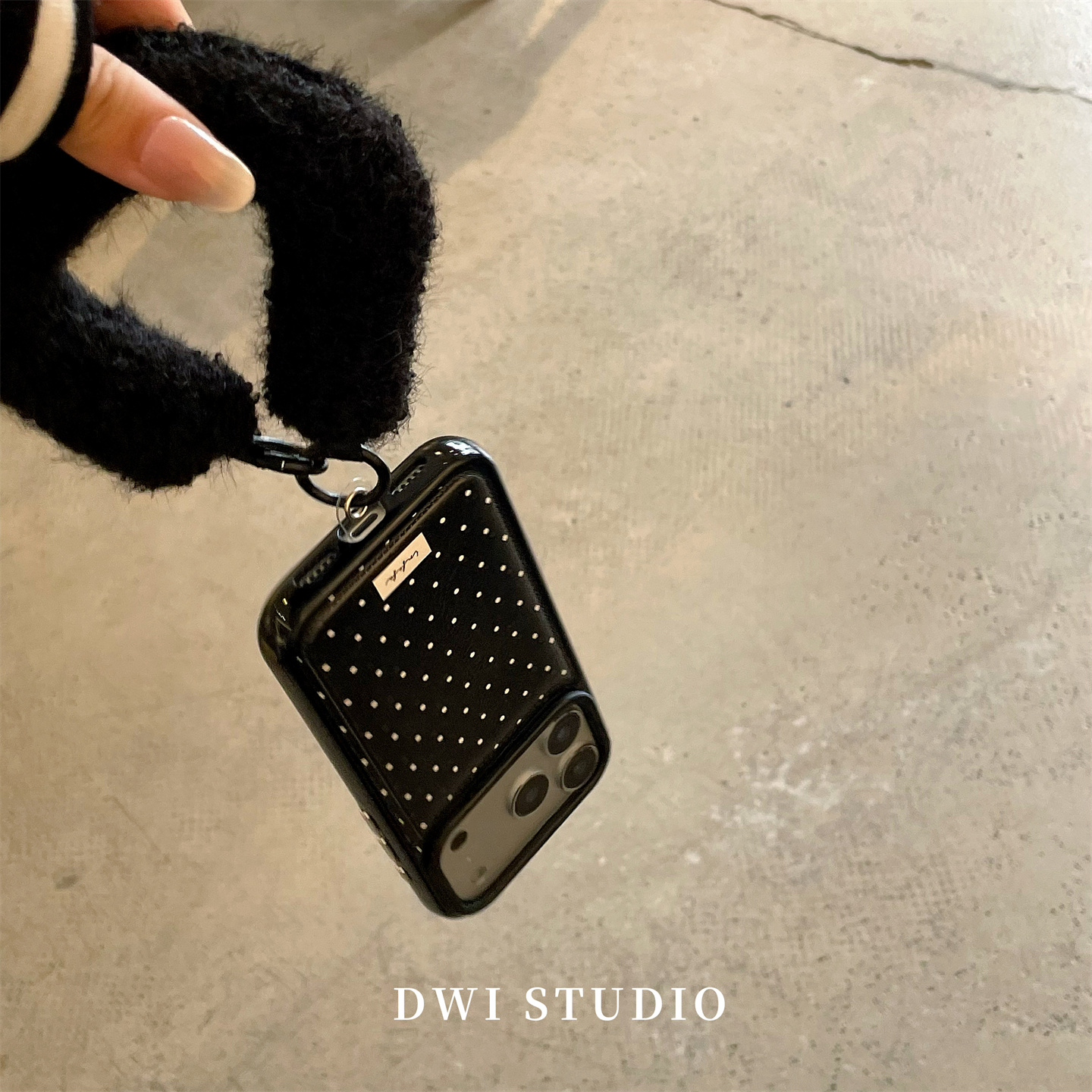 高级感皮质波点毛绒挂绳手机壳