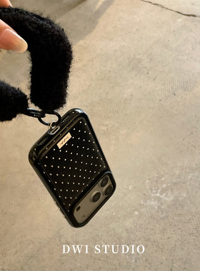 DWI STUDIO高级感皮质波点毛绒挂绳手机壳17promax全包AI按键适用苹果16promaxiPhone16壳15/14