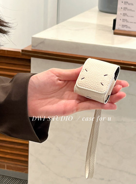DWI STUDIO高级感奶白马吉拉皮质挂绳耳机壳适用苹果1/2/3代airpods pro3代软壳新款蓝牙耳机壳保护套4代