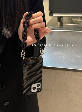 暗黑高级感黑色绸缎手提挂绳链条手机壳17promax/13软壳iPhone14pro/13promax斜挎14/15pro新款16promax