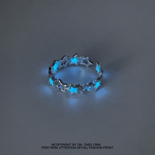 戴一个深蓝星星发光戒指开口儿童成人深蓝夜光五角星荧光发光戒指