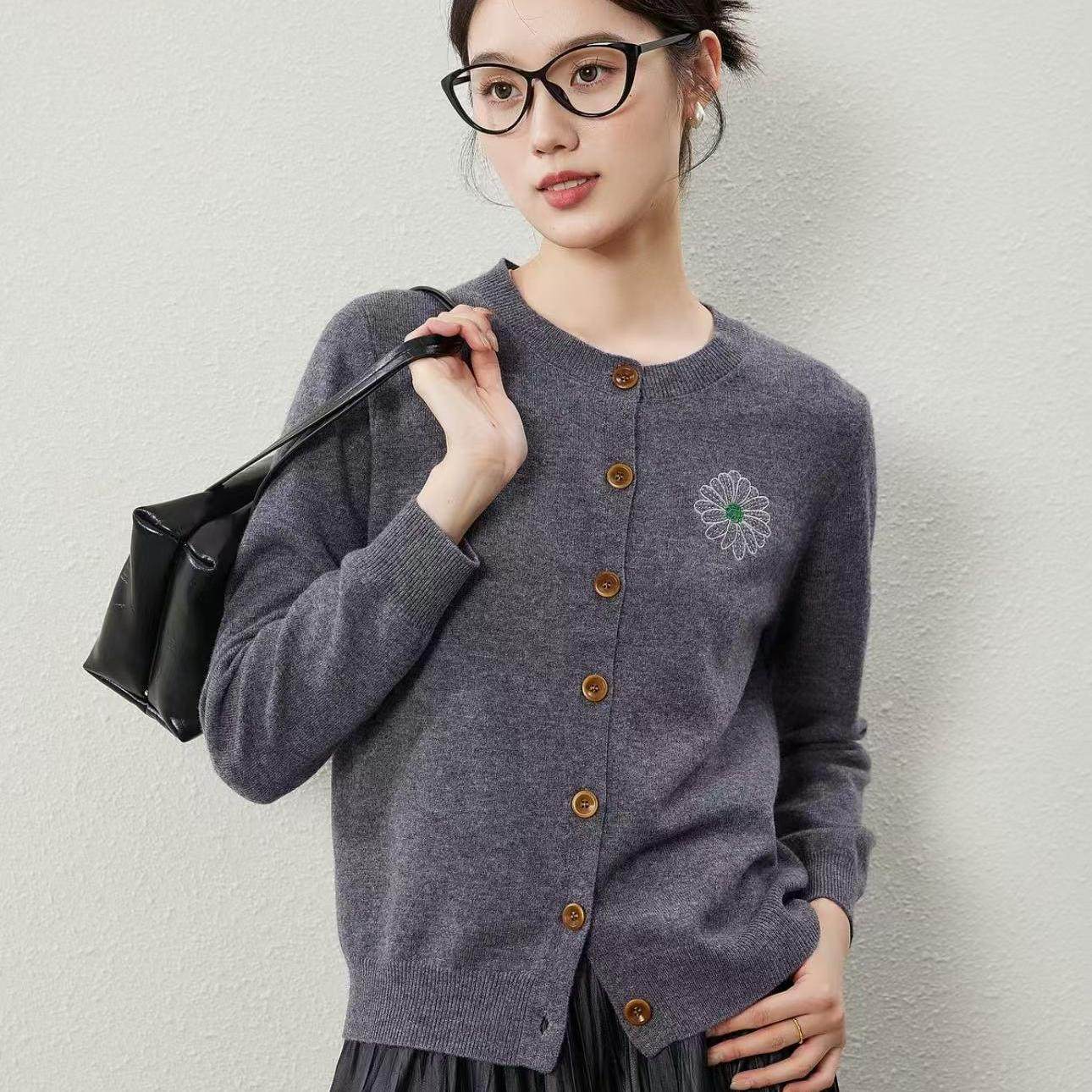 花木马秋冬小雏菊刺绣针织开衫气质小个子女开衫毛衣1S27101